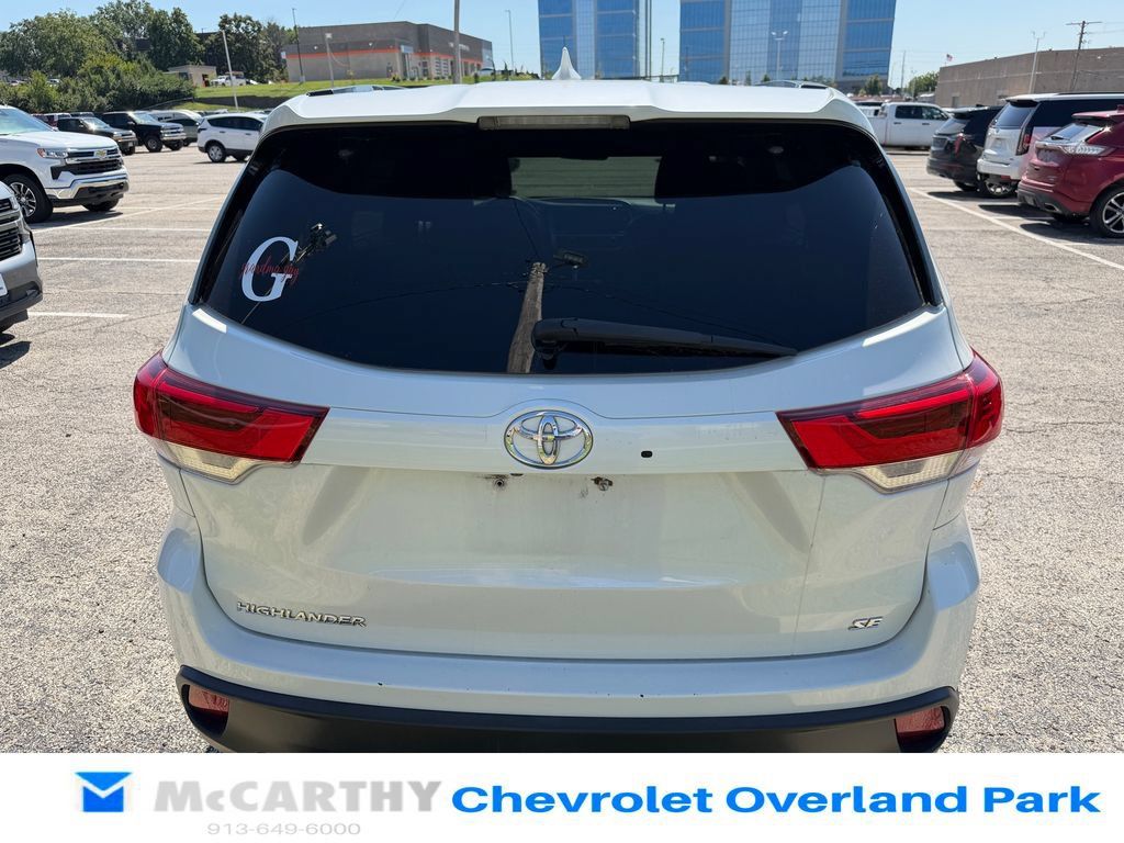 Used 2017 Toyota Highlander SE FWD image 4