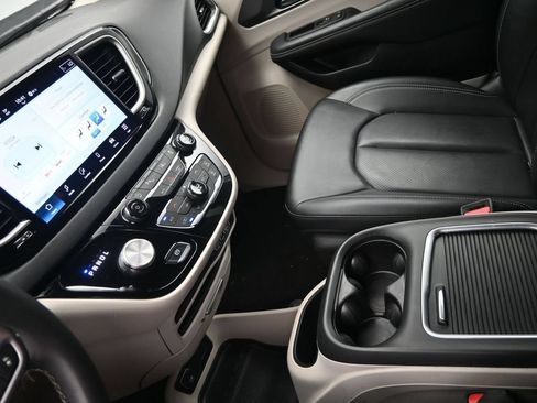 Used 2024 Chrysler Pacifica Touring-L FWD image 18