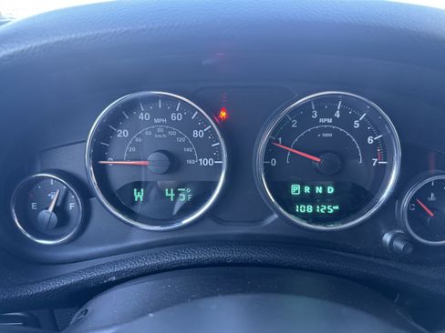 Used 2015 Jeep Wrangler Unlimited Rubicon w/ Connectivity Group image 21