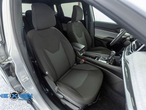 Used 2025 Jeep Compass Sport image 39