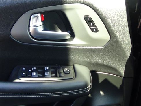 Certified 2025 Chrysler Pacifica Select FWD image 20