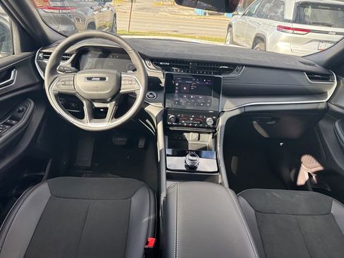 New 2025 Jeep Grand Cherokee Altitude image 12