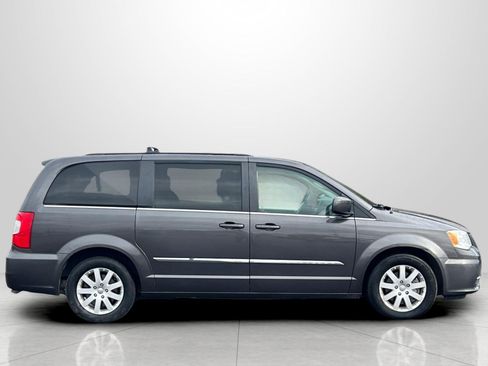 Used 2015 Chrysler Town & Country Touring image 3
