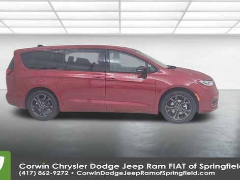 Certified 2026 Chrysler Pacifica Select image 17