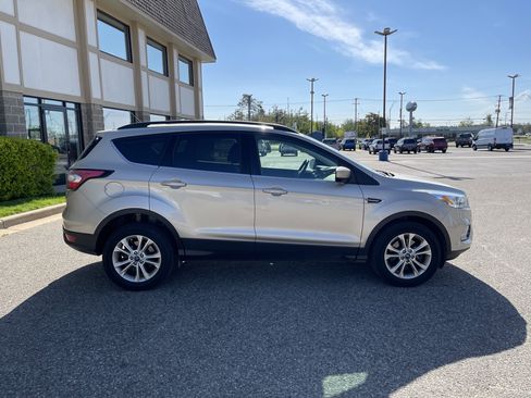 Used 2017 Ford Escape SE w/ Equipment Group 201A AWD/4WD image 3