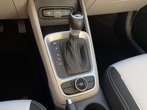 Certified 2025 Hyundai Venue SEL FWD image 31