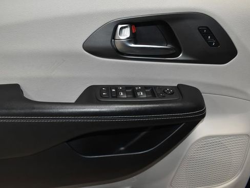 Used 2022 Chrysler Pacifica Touring-L image 28