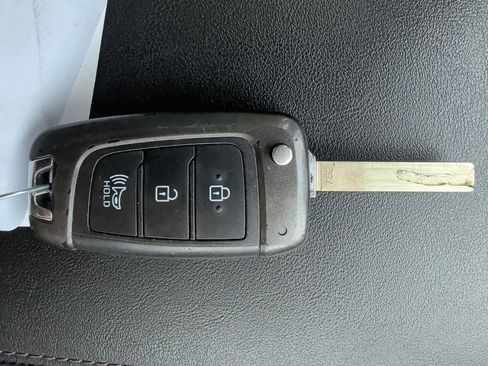 Used 2020 Hyundai Santa Fe SE image 18