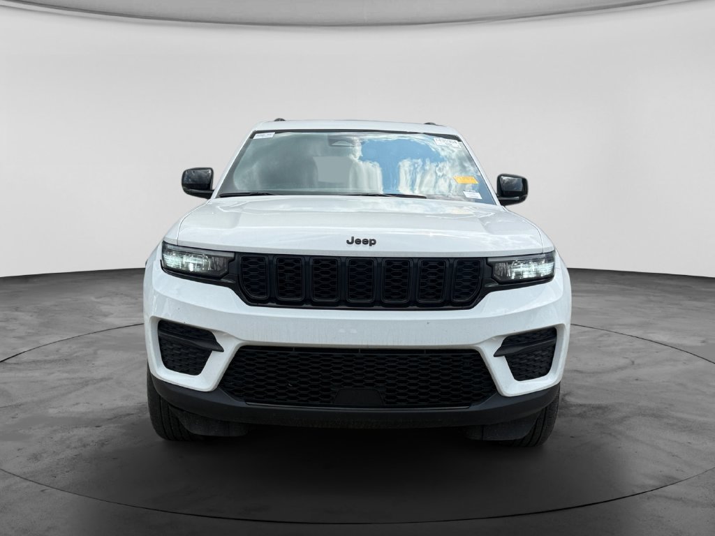 Used 2024 Jeep Grand Cherokee Altitude AWD/4WD image 4