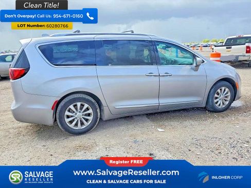 Used 2019 Chrysler Pacifica Touring-L FWD image 4