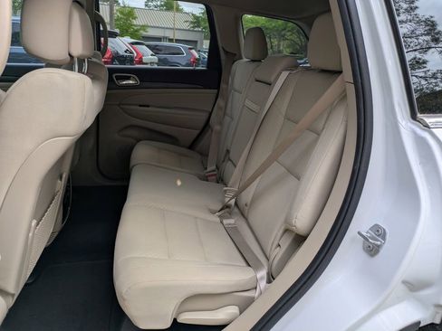 Used 2022 Jeep Grand Cherokee Laredo E AWD/4WD image 13