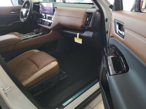 New 2026 Nissan Pathfinder Platinum FWD image 10