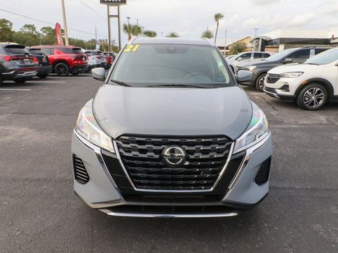 Used 2021 Nissan Kicks SV image 2