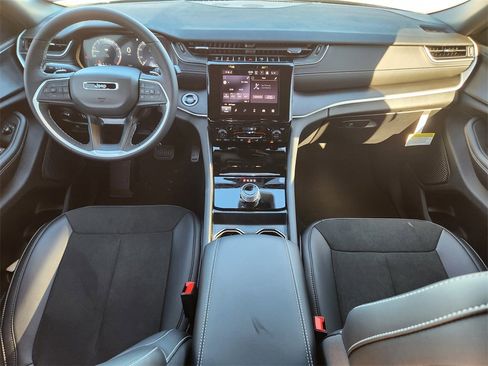 New 2025 Jeep Grand Cherokee Altitude image 18