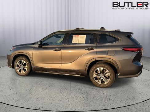 Used 2022 Toyota Highlander XLE FWD image 3