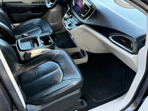 Used 2017 Chrysler Pacifica Touring-L FWD image 13