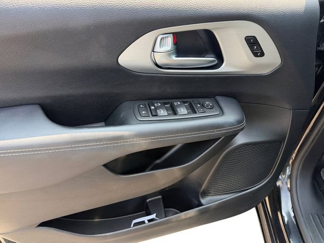 Certified 2023 Chrysler Pacifica Limited w/ S Appearance Package AWD/4WD image 16