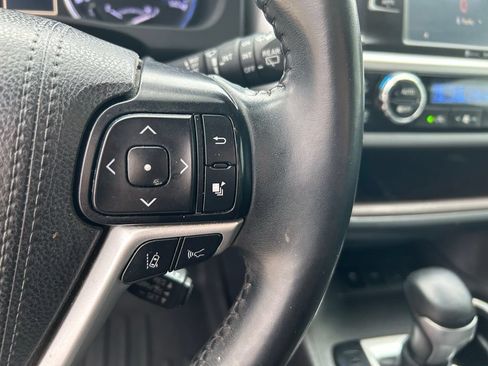 Used 2019 Toyota Highlander XLE FWD image 22