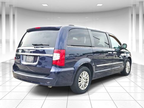 Used 2014 Chrysler Town & Country Touring-L FWD image 3