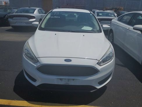 Used 2017 Ford Focus SE FWD image 2