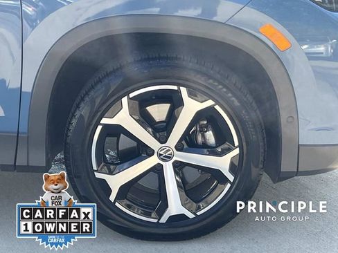 Used 2025 Volkswagen Tiguan SE w/ Panoramic Sunroof Package AWD/4WD image 4