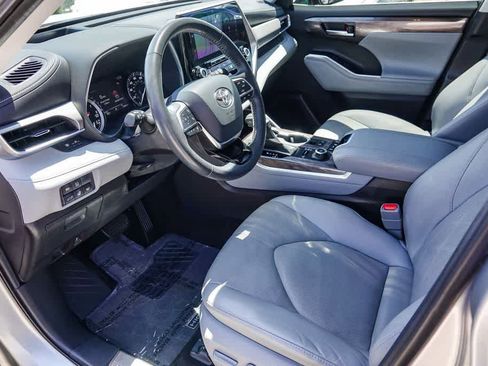Used 2020 Toyota Highlander Platinum AWD/4WD image 16