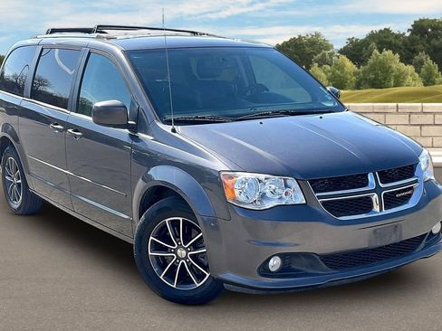 Used 2017 Dodge Grand Caravan SXT FWD image 2