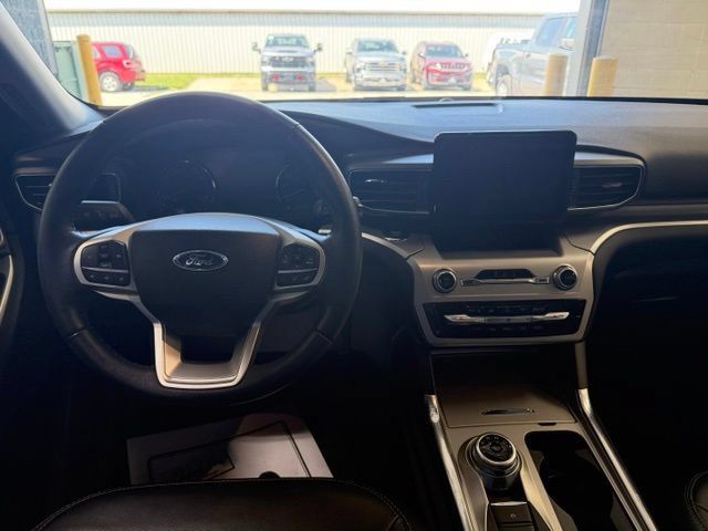 Used 2022 Ford Explorer XLT w/ Equipment Group 202A AWD/4WD image 4
