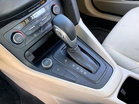 Used 2018 Ford Focus SE w/ SE Appearance Package image 28