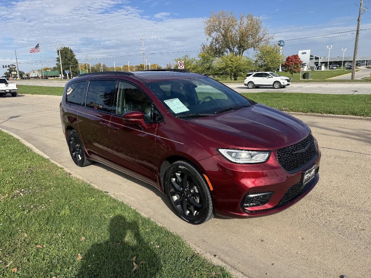 Used 2022 Chrysler Pacifica Touring-L w/ S Appearance Package AWD/4WD image 6
