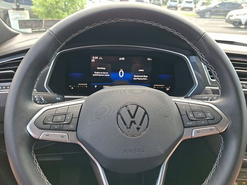 Used 2022 Volkswagen Tiguan SE AWD/4WD image 19