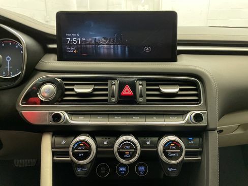 Used 2022 Genesis G70 3.3T image 17