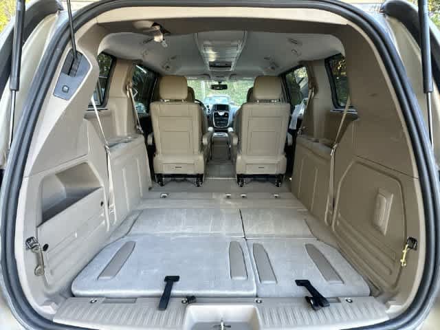 Used 2014 Chrysler Town & Country Touring-L FWD image 23
