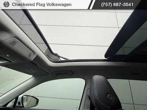 New 2025 Volkswagen Tiguan SE image 10