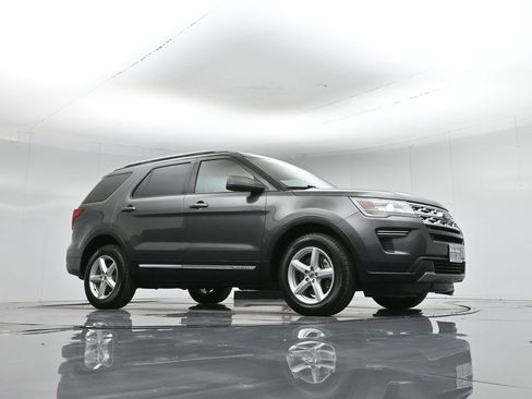 Certified 2018 Ford Explorer XLT image 4