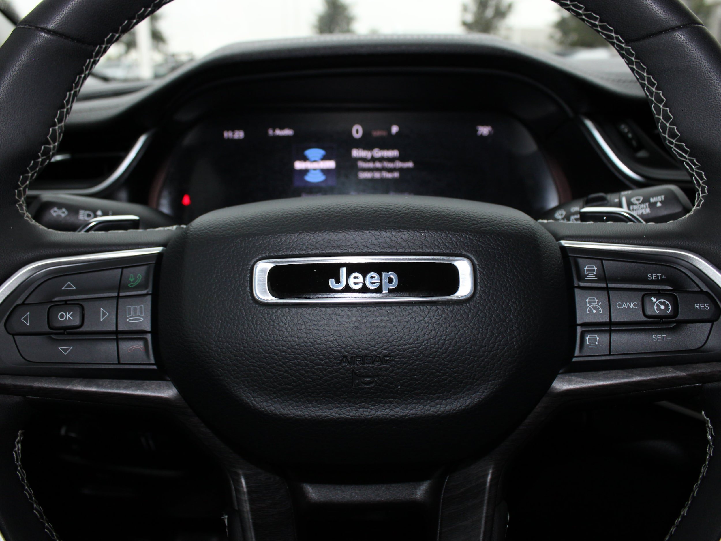 Used 2023 Jeep Grand Cherokee Limited w/ Luxury Tech Group II AWD/4WD image 17