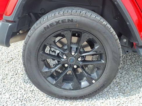 Used 2025 Jeep Wrangler Unlimited Sahara AWD/4WD image 16