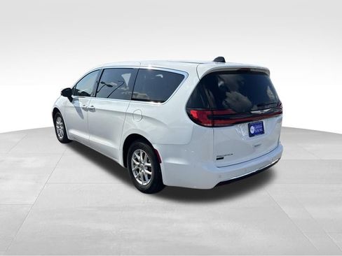 Used 2023 Chrysler Pacifica Touring-L FWD image 4
