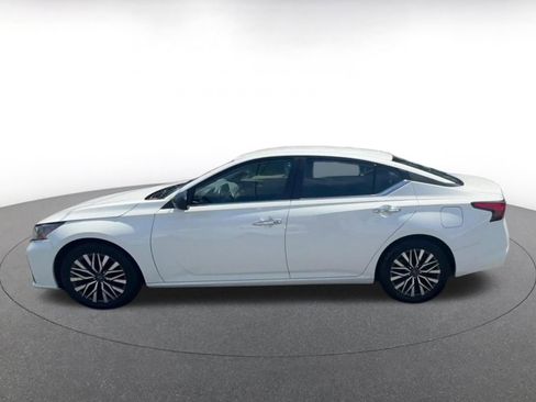 Used 2025 Nissan Altima 2.5 SV FWD image 9