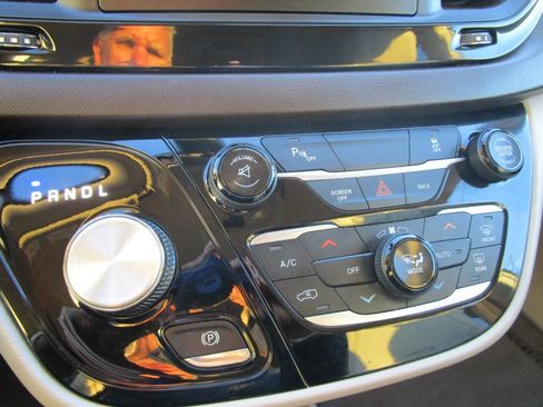 Used 2017 Chrysler Pacifica Touring-L w/ Tire & Wheel Group image 16