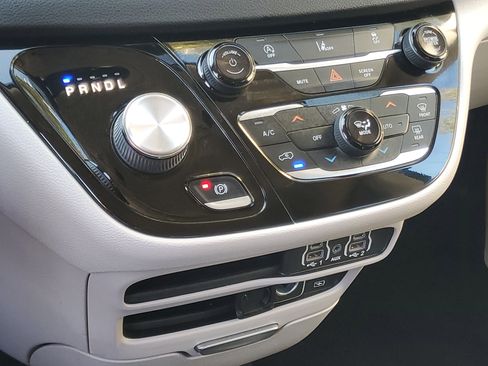 Used 2022 Chrysler Pacifica Touring-L image 25