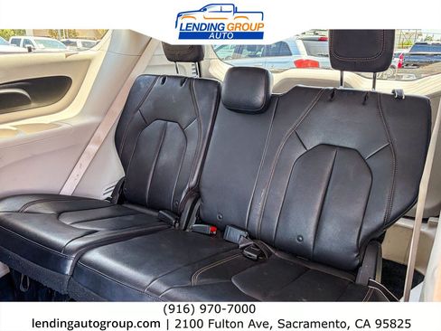 Used 2018 Chrysler Pacifica Touring-L FWD image 18