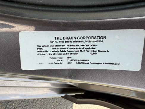 Used 2017 Toyota Sienna L image 8