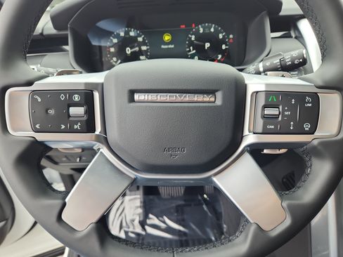 Used 2025 Land Rover Discovery S image 18