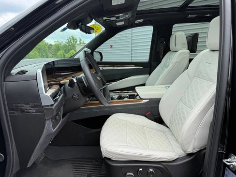 Used 2025 Cadillac Escalade Sport Platinum w/ LPO, ONYX Package AWD/4WD image 33