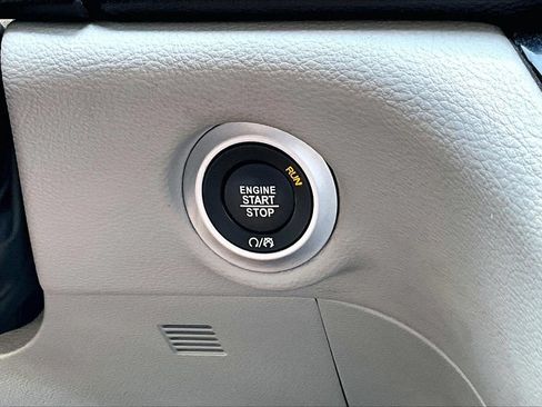 Used 2023 Chrysler Pacifica Limited FWD image 28