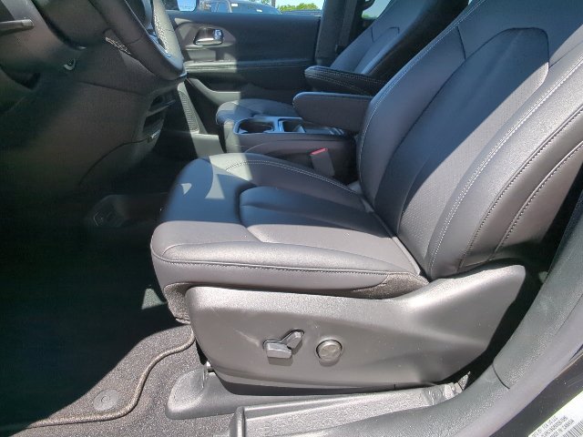 New 2027 Chrysler Pacifica Select w/ Family Tech Group FWD image 10