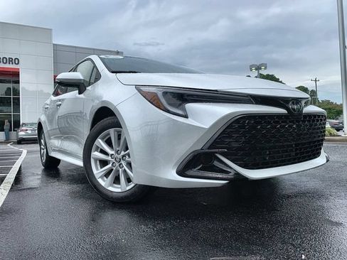 Used 2025 Toyota Corolla SE FWD image 2
