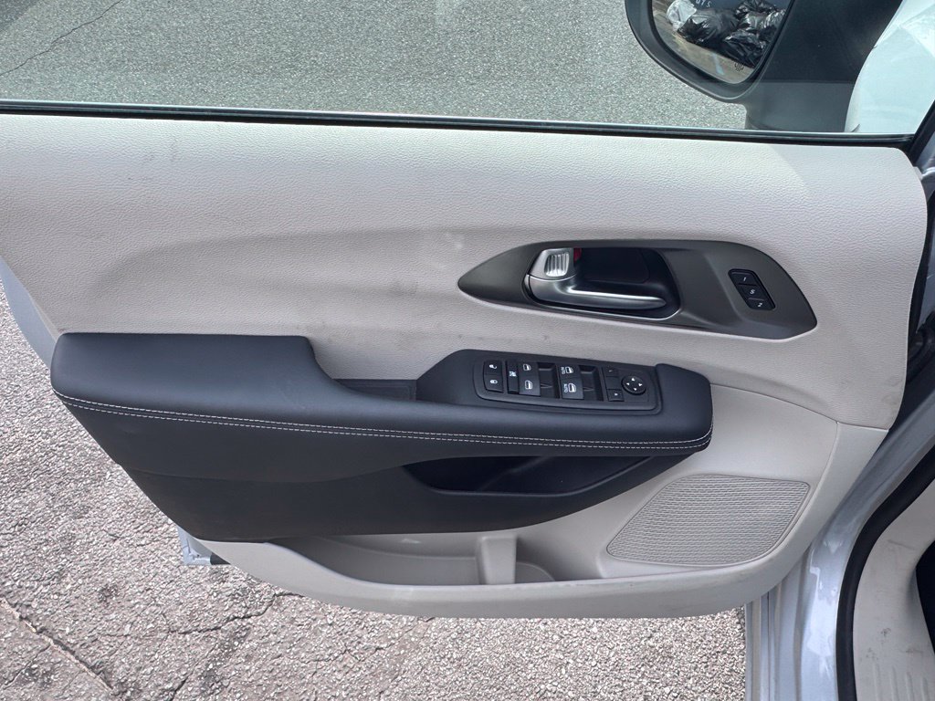 Used 2023 Chrysler Pacifica Touring-L FWD image 12