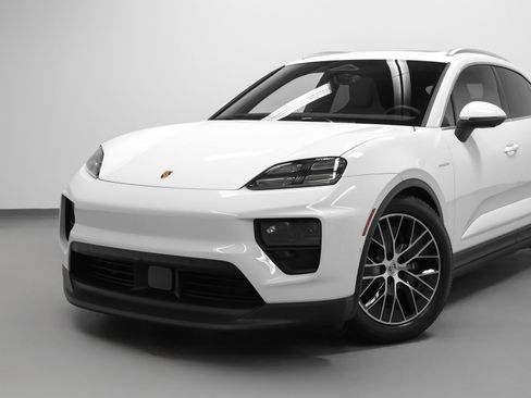 Certified 2025 Porsche Macan 4 Electric AWD/4WD image 7